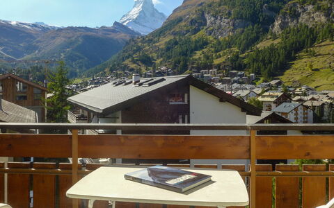 Zermatt 101: Himmel, Bjerg, Ejendom, Bygning, Træ, Træ, Hus, Bjergrige Landskabsformer, Landskab, Bjergkæde