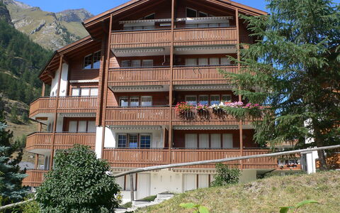 Zermatt 105: Bygning, Plante, Himmel, Ejendom, Vindue, Træ, Træ, Hus, Urban Design, Boligområde