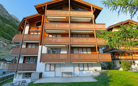 Zermatt 105: Himmel, Bygning, Plante, Vindue, Træ, Træ, Urban Design, Kvarter, Ejerlejlighed, Boligområde
