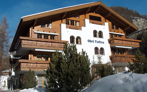 Zermatt 125: Himmel, Bygning, Sne, Ejendom, Vindue, Træ, Plante, Hus, Hældning