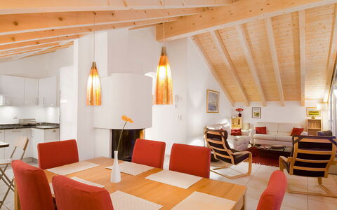 Aquila: Værelse, Ejendom, Møbel, Indretning, Bygning, Suite, Restaurant, Loft, Væg, Etage