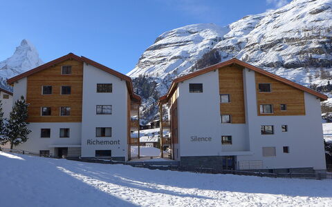 Zermatt 331: Sne, Himmel, Bygning, Ejendom, Vindue, Bjerg, Sky, Hældning, Dør, Hus