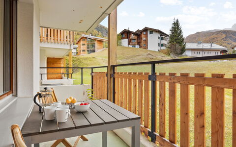 Zermatt 331: Bord, Møbel, Himmel, Ejendom, Bygning, Vindue, Træ, Sky, Træ, Stol