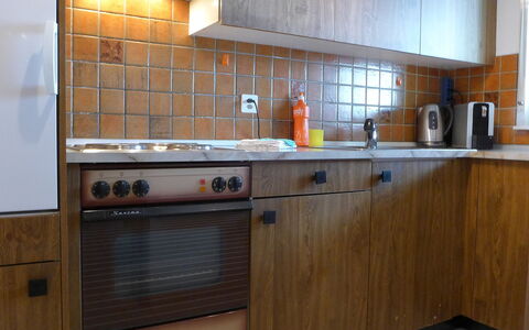 Luchre: Cabinetry, Ejendom, Køkken, Værelse, Møbel, Countertop, Komfur, Større Bandage, Indretning, Bygning