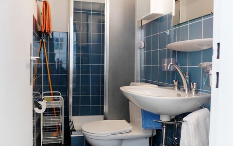 Milihaus a: Badeværelse, Blå, Ejendom, Værelse, Sanitærarmatur, Flise, Toilet, Væg, Gul, Arkitektur
