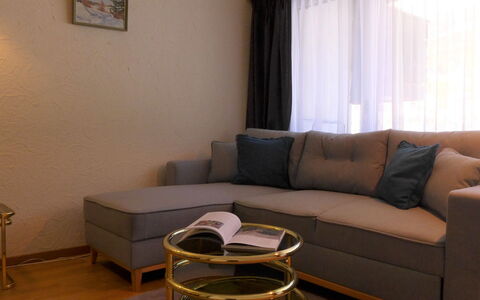 Milihaus a: Brun, Møbel, Ejendom, Couch, Bord, Komfort, Træ, Bygning, Gardin, Studio Couch