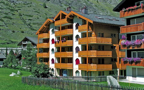 Breithorn: Hus, Ejendom, Hjem, Bygning, Arkitektur, Sommerhus, Træ, Græs, Træ, Bjergkæde