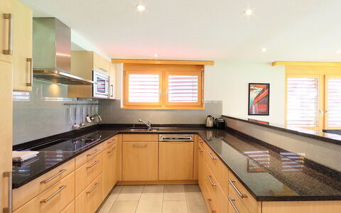 Breithorn: Countertop, Ejendom, Værelse, Cabinetry, Køkken, Møbel, Gul, Bygning, Indretning, Ejendom