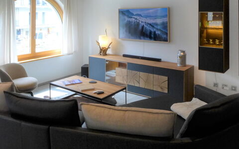 Breithorn: Bord, Billedramme, Møbel, Ejendom, Couch, Bygning, Vindue, Komfort, Television, Studio Couch