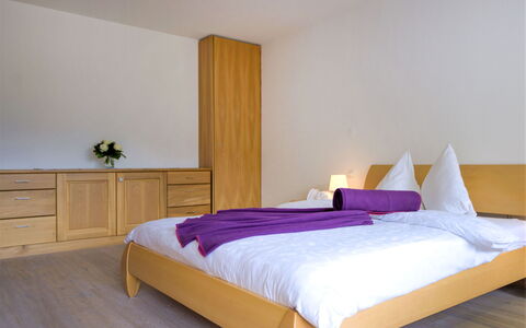 Granit: Møbel, Komfort, Træ, Bygning, Bed Frame, Cabinetry, Indretning, Etage, Gulvbelægning, Hus