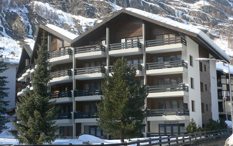 Zermatt 961: Sne, Bygning, Ejendom, Bjerg, Plante, Vindue, Træ, Hus, Hældning, Kvarter