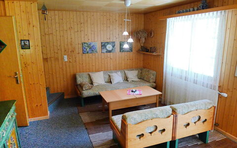 Allegra: Værelse, Møbel, Ejendom, Hus, Bygning, Seng, Indretning, Etage, Bord, Bjælkehytte