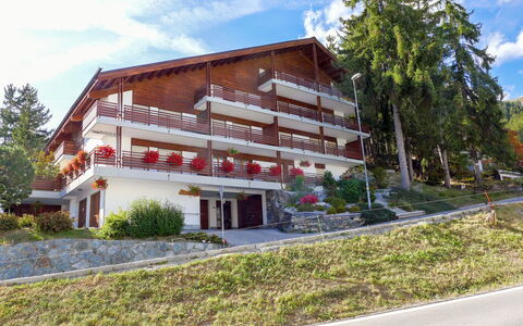 Crans-Montana 120: Sky, Plante, Himmel, Bygning, Vindue, Træ, Land Lot, Hus, Urban Design, Boligområde