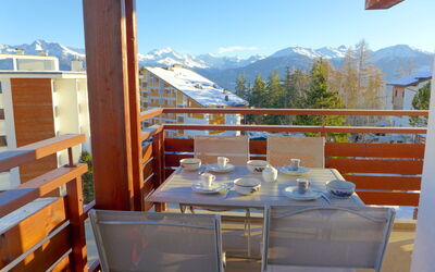 Crans-Montana 120: Himmel, Ejendom, Bjerg, Møbel, Bord, Lys, Bygning, Træ, Skygge, Arkitektur