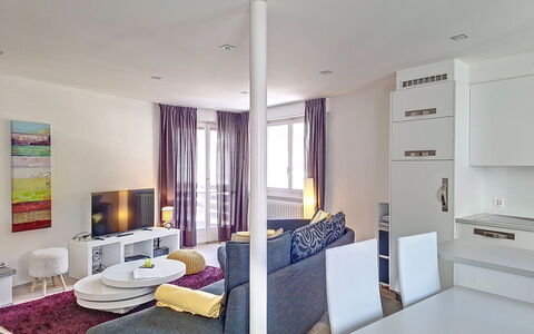 Crans-Montana 130: Ejendom, Møbel, Komfort, Purple, Belysning, Indretning, Dekoration, Etage, Vindue, Bed Frame