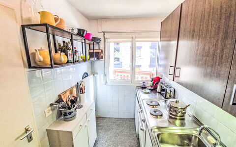 Crans-Montana 130: Større Bandage, Køkken, Køkken Apparat, Countertop, Køkkenvask, Lejlighed, Cabinetry, Håndvask, Værelse, Komfur