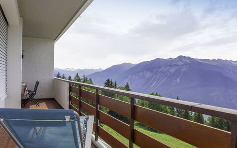 Crans-Montana 155: Himmel, Sky, Vindue, Træ, Bygning, Bjerg, Hegn, Hus, Træ, Fritid