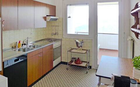 Crans-Montana 155: Køkkenvask, Møbel, Håndvask, Cabinetry, Ejendom, Tap, Countertop, Stol, Plante, Sanitærarmatur