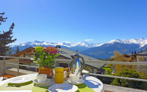 Crans-Montana 180: Himmel, Plante, Bordservice, Bjerg, Møbel, Bord, Blomsterkrukke, Natur, Udendørs Møbler, Stueplante