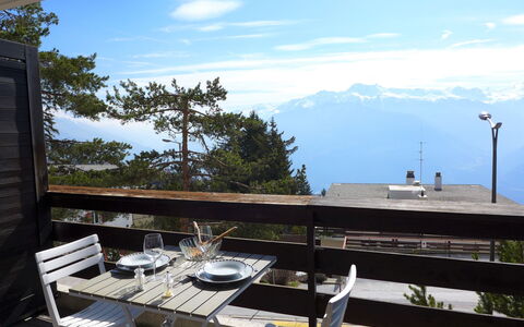 Crans-Montana 260: Himmel, Sky, Daytime, Ejendom, Bygning, Bord, Bjerg, Skygge, Gadebelysning, Træ