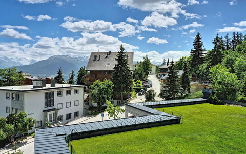 Crans-Montana 290: Boligområde, Urban Design, Hjem, Hældning, Have, Lærk, Landscaping, Lawn, Estate