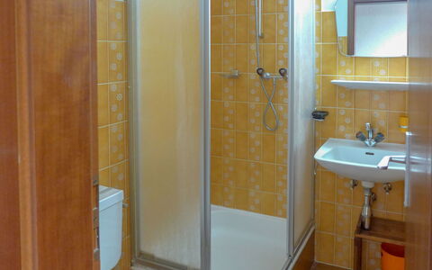 Yuca B Apt. 28: Spejl, Ejendom, Sanitærarmatur, Håndvask, Tap, Badeværelse, Bruser Dør, Belysning, Indretning