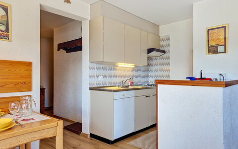 Yuca B Apt. 28: Væg, Gulvbelægning, Træ, Indretning, Møbel, Etage, Køkken, Countertop, Cabinetry, Større Bandage