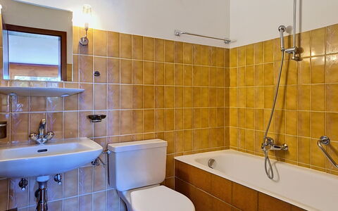 Yuca B Apt. 28: Badeværelse, Sanitærarmatur, Væg, Badeværelsesvask, Gulvbelægning, Håndvask, Indretning, Etage, Tap, Toilet