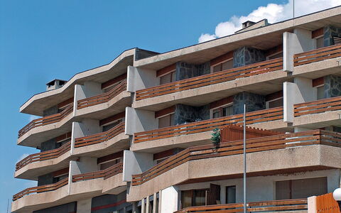 Crans-Montana 320: Himmel, Bygning, Ejendom, Sky, Vindue, Ejerlejlighed, Urban Design, Højhus, Træ, Kvarter