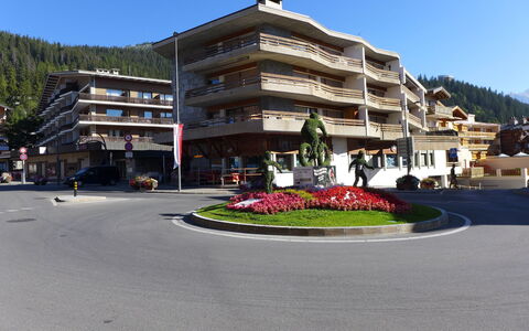 Crans-Montana 320: Bygning, Himmel, Plante, Urban Design, Træ, Vindue, Ejerlejlighed, Boligområde, Landskab, City