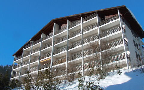 Crans-Montana 388: Himmel, Bygning, Hældning, Hus, Træ, Vindue, Plante, Sne, Urban Design, Kommerciel Bygning