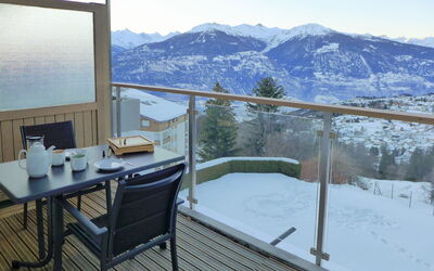 Crans-Montana 395: Himmel, Bord, Møbel, Ejendom, Bygning, Bjerg, Sne, Stol, Arkitektur, Skygge