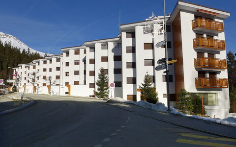 Crans-Montana 450: Himmel, Plante, Ejendom, Bygning, Vindue, Træ, Arkitektur, Urban Design, Kvarter, Boligområde
