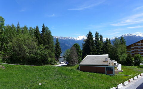Crans-Montana 450: Himmel, Sky, Plante, Bjerg, Bygning, Træ, Naturlige Landskab, Highland, Land Lot, Lærk