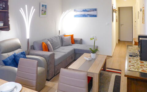 Crans-Montana 450: Møbel, Bord, Couch, Ejendom, Komfort, Azure, Bygning, Studio Couch, Indretning, Stue
