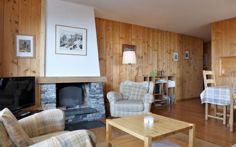 Crans-Montana 560: Bord, Møbel, Ejendom, Couch, Billedramme, Komfort, Træ, Indretning, Stue, Etage