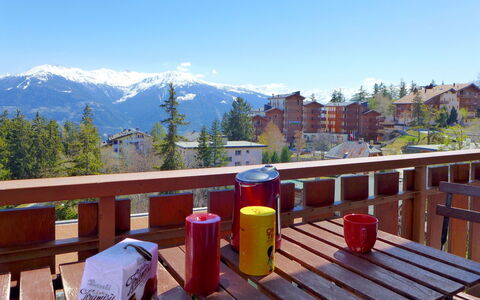 Crans-Montana 560: Himmel, Ejendom, Bygning, Bjerg, Natur, Træ, Hegn, Udendørs Møbler, Træ, Bord
