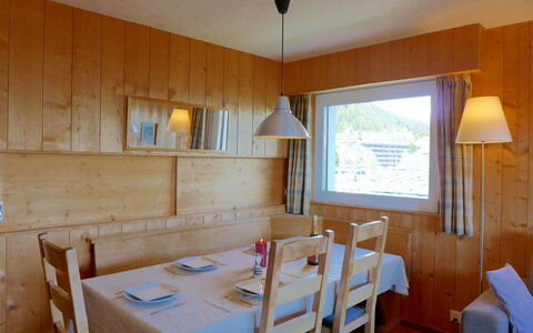 Crans-Montana 560: Værelse, Møbel, Ejendom, Bygning, Bord, Indretning, Spisestue, Etage, Ejendom, Hus