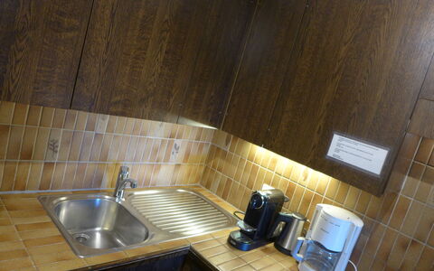 Crans-Montana 760: Køkkenvask, Tap, Håndvask, Countertop, Sanitærarmatur, Bygning, Cabinetry, Træ, Indretning, Køkken