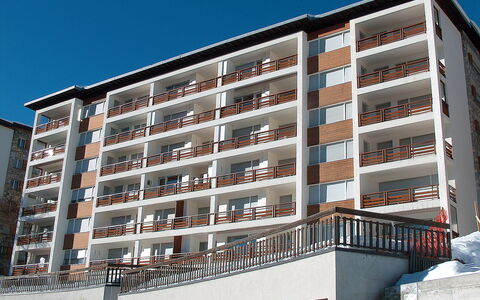Crans-Montana 780: Bygning, Ejendom, Himmel, Vindue, Højhus, Urban Design, Ejerlejlighed, Kvarter, Boligområde, Kommerciel Bygning