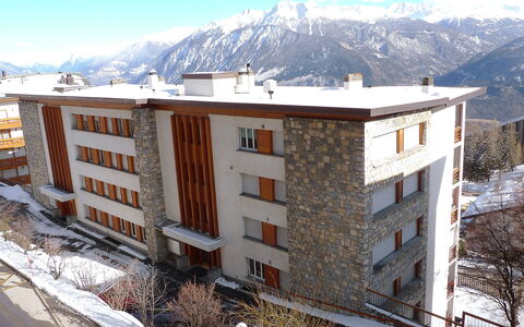 Crans-Montana 780: Himmel, Bygning, Daytime, Ejendom, Bjerg, Sne, Hvid, Vindue, Hus, Hældning