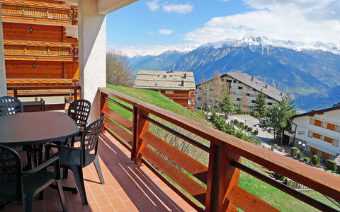 Crans-Montana 780: Ejendom, Bjerg, Bjergrige Landskabsformer, Værelse, Ejendom, Himmel, Bygning, Hus, Bjergkæde, Altan