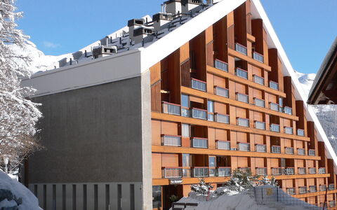 Crans-Montana 910: Himmel, Bygning, Ejendom, Sne, Træ, Plante, Hældning, Urban Design, Boligområde, Træ