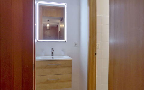 Crans-Montana 910: Tap, Spejl, Håndvask, Badeværelsesskab, Badeværelsesvask, Cabinetry, Sanitærarmatur, Badeværelse, Træ