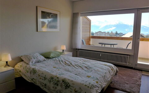 Eperon B 22: Møbel, Ejendom, Vindue, Komfort, Bygning, Træ, Skygge, Bed Frame, Belysning, Lampe