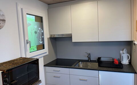 Margrith: Cabinetry, Ejendom, Countertop, Skuffe, Køkken, Indretning, Belysning, Komfur, Gulvbelægning, Kommode