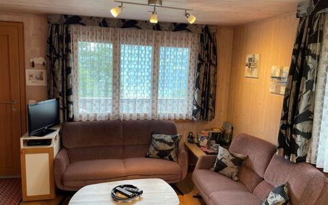 Margrith: Couch, Møbel, Ejendom, Vindue, Bord, Stue, Træ, Gardin, Indretning, Arkitektur