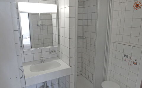 Weggis 7: Badeværelse, Ejendom, Flise, Værelse, Arkitektur, Sanitærarmatur, Badeværelse Tilbehør, Hus, Indretning, Etage