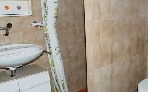 San Nazzaro 5: Badeværelse, Flise, Væg, Ejendom, Toiletbræt, Sanitærarmatur, Værelse, Badeværelse Tilbehør, Toilet, Etage
