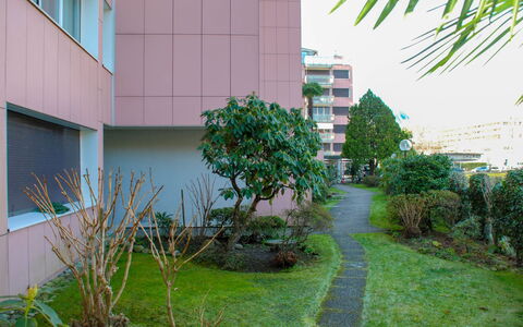 Locarno 2: Plante, Ejendom, Bygning, Vindue, Arkitektur, Land Lot, Vegetationen, Græs, Urban Design, Kvarter